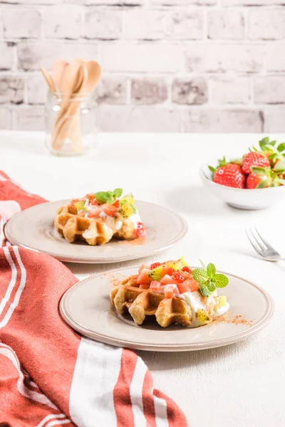 Gaufres Aux Œufs Frais Dessert Pour Petit Déjeuner Avec Yaourt — Photo