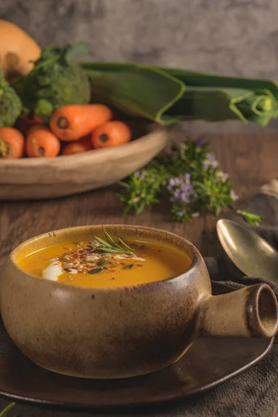 Gesunde Kürbissuppe Mit Sahne Und Bio Kürbiskernen — Stockfoto