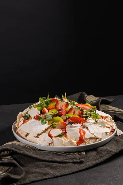 Pavlova Kuchen Mit Frischen Blaubeeren Erdbeeren Und Kiwi — Stockfoto