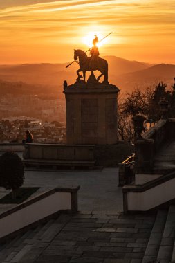 Braga, Portekiz - Şubat 2019 yaklaşık: Sunset silüeti ünlü kutsal Bom Jesus Monte Braga şehir tarihi Minho Eyaleti, Portekiz yakınındaki St Longinus heykeli.