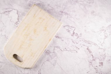 Gri mermer zemin üzerinde ahşap kesim tahtasının üst görünümü metin için boşluk ile.