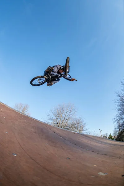 Bmx Sprung Auf Holzrampe Skatepark — Stockfoto