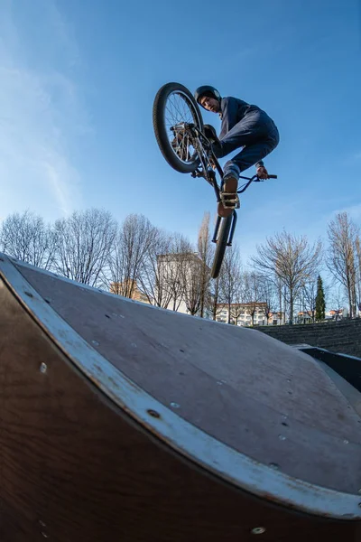 Bmx Sprung Auf Holzrampe Skatepark — Stockfoto