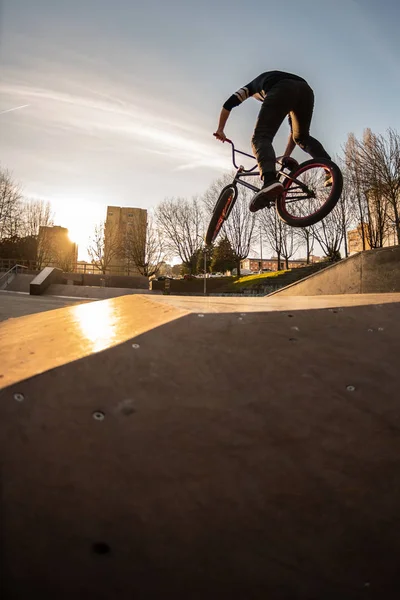 Bmx Saut Dans Une Rampe Bois Skate Park — Photo