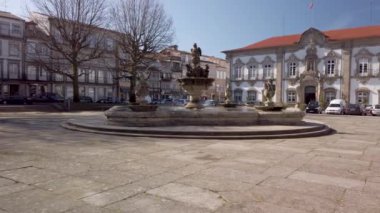 Braga, Portekiz - Şubat 2019 yaklaşık: Praça çeşme Municipio veya yapmak Town Hall Meydanı Braga şehir merkezinde, Kuzey Portekiz. Cityscape kentsel Braga, Portekiz en eski şehirlerinden biri. Mavi gökyüzü ile güneşli gün.