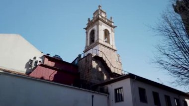 Braga, Portekiz - Şubat 2019 yaklaşık: Çan kulesi görünümünden Se de Braga, arka Braga, Portekiz için önde gelen sokaklarında.