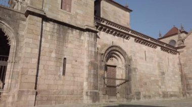 Braga, Portekiz - Şubat 2019 yaklaşık: Braga kendi Gotik çan Kuleli Katedrali. Se de Braga Portekiz, Europe en eski Katedrali var. Braga kentsel cityscape.