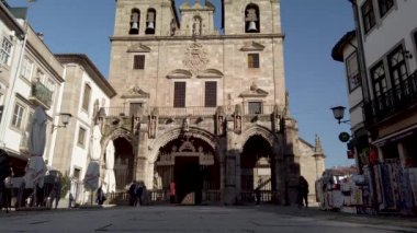 Braga, Portekiz - Şubat 2019 yaklaşık: Braga kendi Gotik çan Kuleli Katedrali. Se de Braga Portekiz, Europe en eski Katedrali var. Braga kentsel cityscape.
