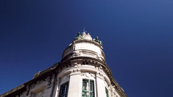 braga, portugal - ca. februar 2019: branco de portugal building am platz der mittelalterlichen republik oder praca da republica, bekannt als arcade. braga urbanes Stadtbild, eine der ältesten Städte Portugals.