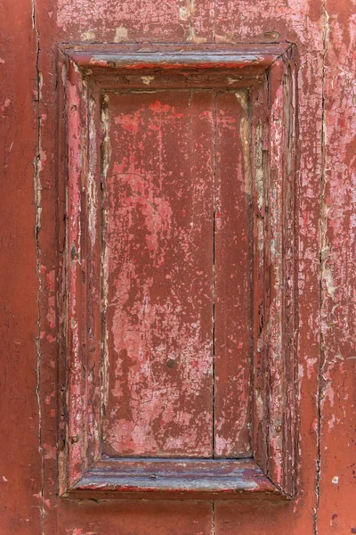 在红色上涂上旧木门的框架部分 — 图库照片