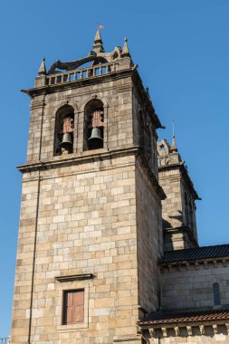 Braga, Portekiz - Şubat 2019 yaklaşık: Braga kendi Gotik çan Kuleli Katedrali. Se de Braga Portekiz, Europe en eski Katedrali var. Braga kentsel cityscape.