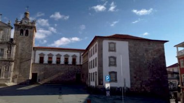 Viseu, Portekiz - Şubat 2019 yaklaşık: Manzaraya Katedrali ve Cloister Viseu içinde bina. Celtic dönem başa Viseu şehir tarihi kökenleri.