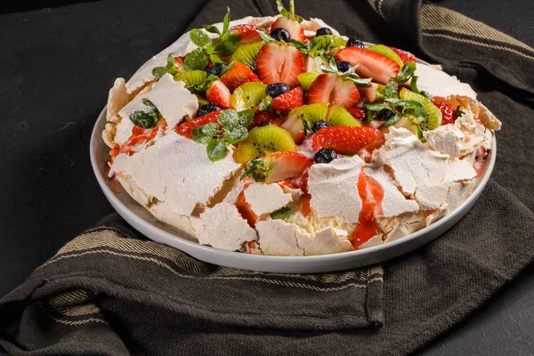 Pavlova Taart Met Verse Bosbessen Aardbeien Kiwi — Stockfoto