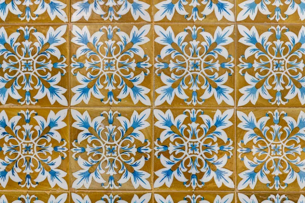 Klasik azulejos, geleneksel Portekiz fayansları.