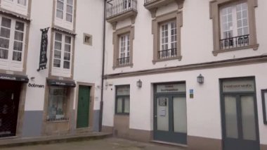 Santiago De Compostela, İspanya - Şubat 2019 yaklaşık: Bozluk kare yakınındaki eski binaların mimari detaylar.