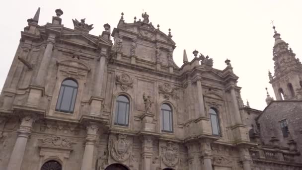 西班牙圣地亚哥 德孔波斯特拉 2019年2月 巴洛克式的外观和圣马提诺平纳里奥修道院的门口 — 图库视频影像