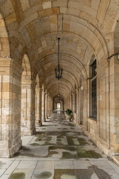 Arch väg på de Palacio de Raxoi — Stockfoto