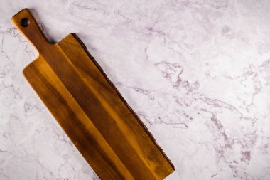 Gri mermer zemin ahşap kesme tahtası