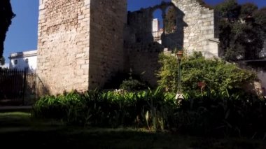 Harabeleri sahte, Manuelin ve Mudéjar stilleri kardeş Windows'un kalır 1860 inşa Portekiz'de Evora kamu parkta birkaç yerel anıtlar kalıntıları çoğunlukla malzemeleri kullanarak