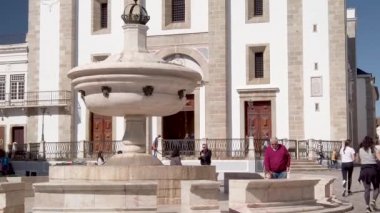 Evora, Portekiz - Mart 2019 yaklaşık: Santo Antao Kilisesi ve 15. yüzyıl Fonte Henriquina Çeşmesi Giraldo Meydanı'nda. Rönesans mimarisi.
