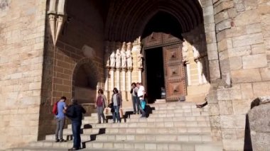 Evora, Portekiz-Circa March 2019: Basilica bizim Lady of Assumption, daha iyi Evora Katedrali olarak bilinen, ya da sadece se de Evora. Alentejo. Portekiz