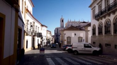 Evora, Portekiz-Circa March 2019: rahat beyaz evler ile Evora dar döşeli sokak görünümü. Evora. Alentejo. Portekiz