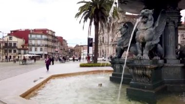 Porto, Portekiz-Circa Mart 2019: Lions Çeşmesi ve Carmo Curch ile Gomes Teixeira Meydanı