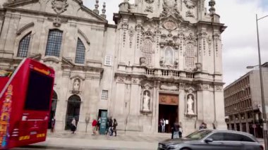 Porto, Portekiz-Circa Mart 2019: Carmo ve Carmelitas kiliseleri şehirdeki en büyük kilise gibi görünüyor. Aslında, onlar dünyanın en dar evlerinden biri tarafından ayrılan iki kilise vardır.