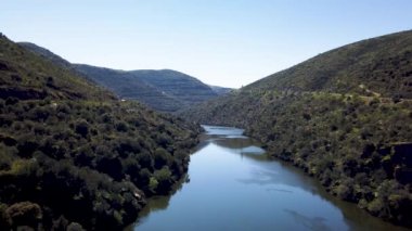 Nehir Douro nehir COA ağzına yanında. Vila Nova de Foz CA Belediyesi. Douro bölgesi.