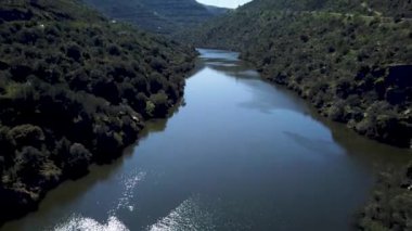 Nehir Douro nehir COA ağzına yanında. Vila Nova de Foz CA Belediyesi. Douro bölgesi.