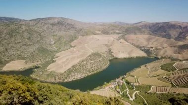 Vargelas bakış Douro ve onun insan yapımı yamaçları üzerinde büyük bir manzara görmek için izin verir. Douro bölgesi, ünlü Port şarap bölgesi, Portekiz.