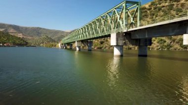 Vale de Figueira, Sao Joao da Pesqueira belediyesinde yer alan Sao Xisto 'daki Ferradosa köprüsü yakınlarındaki Douro vadisi manzarası, köye nefes kesici bir manzara hakim..