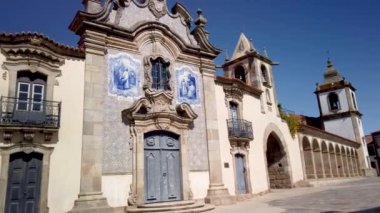Misericrdia Şapel taşlarla kaplı bir Barok faade vardır. Sao Joao de Pesqueira, Douro Valley, Portekiz.