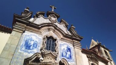 Misericrdia Şapel taşlarla kaplı bir Barok faade vardır. Sao Joao de Pesqueira, Douro Valley, Portekiz.