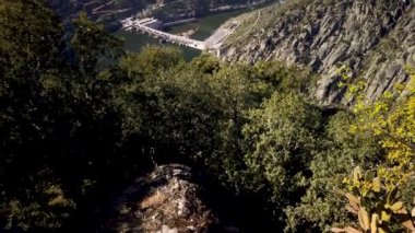 Valeira Barajı ve çevresindeki peyzaj Köyü Sao Joao da Pesqueira, Portekiz yakın. Kavram Portekiz seyahat ve Portekiz en güzel yerleri.