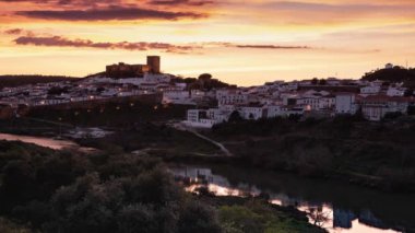 Mertola 'da gün batımı, Portekiz Köyü ve kalesinin Timelapse. Alentejo bölgesinde Portekiz 'in güneyinde köy.
