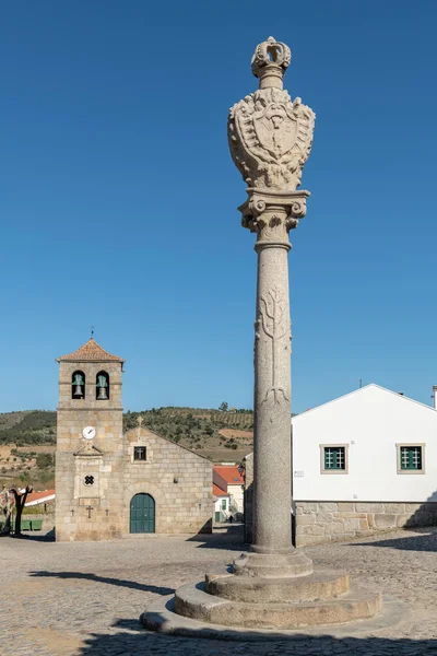 Pillory Português e Igreja e torre sineira do século XVII — Fotografia de Stock