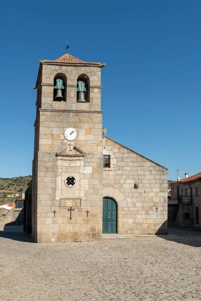 Igreja Portuguesa e torre sineira do século XVII — Fotografia de Stock