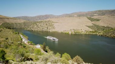 Sao Joao Da Pesqueira, Portekiz - Circa Mart 2019: Vargelas Bakış Açısı Douro ve insan yapımı yamaçlarında geniş bir manzara görmenizi sağlar. Douro Region, ünlü Port Wine Region, Portekiz.