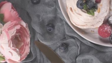 Taze raspbberries ve yaban mersini ile küçük pavlova kek.