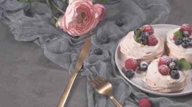 Taze raspbberries ve yaban mersini ile küçük pavlova kek.