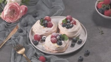 Taze raspbberries ve yaban mersini ile küçük pavlova kek.