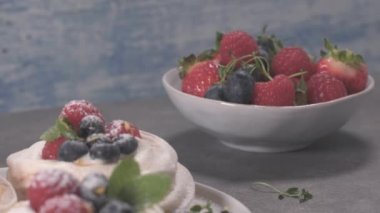 Taze raspbberries ve yaban mersini ile küçük pavlova kek.