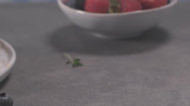 Taze raspbberries ve yaban mersini ile küçük pavlova kek.