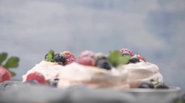 Taze raspbberries ve yaban mersini ile küçük pavlova kek.
