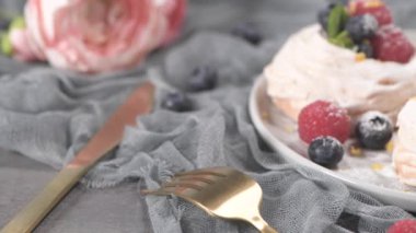 Taze raspbberries ve yaban mersini ile küçük pavlova kek.