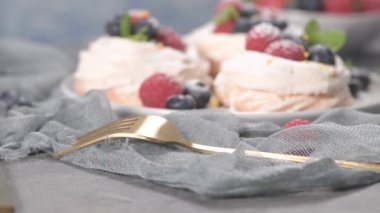 Taze raspbberries ve yaban mersini ile küçük pavlova kek.