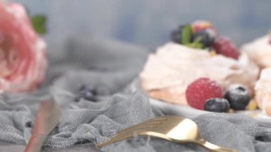 Taze raspbberries ve yaban mersini ile küçük pavlova kek.