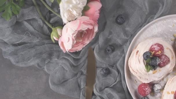 Pasteles Pequeños Pavlova Con Frambuesas Frescas Arándanos — Vídeos de Stock