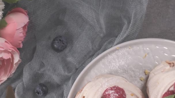 Taze Raspbberries Yaban Mersini Ile Küçük Pavlova Kek — Stok video